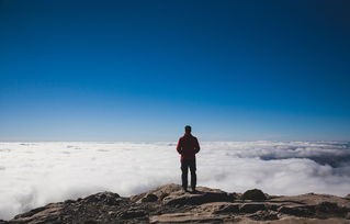 (残阳啥意思)残阳见旧山——解读古诗词中的情感与哲理